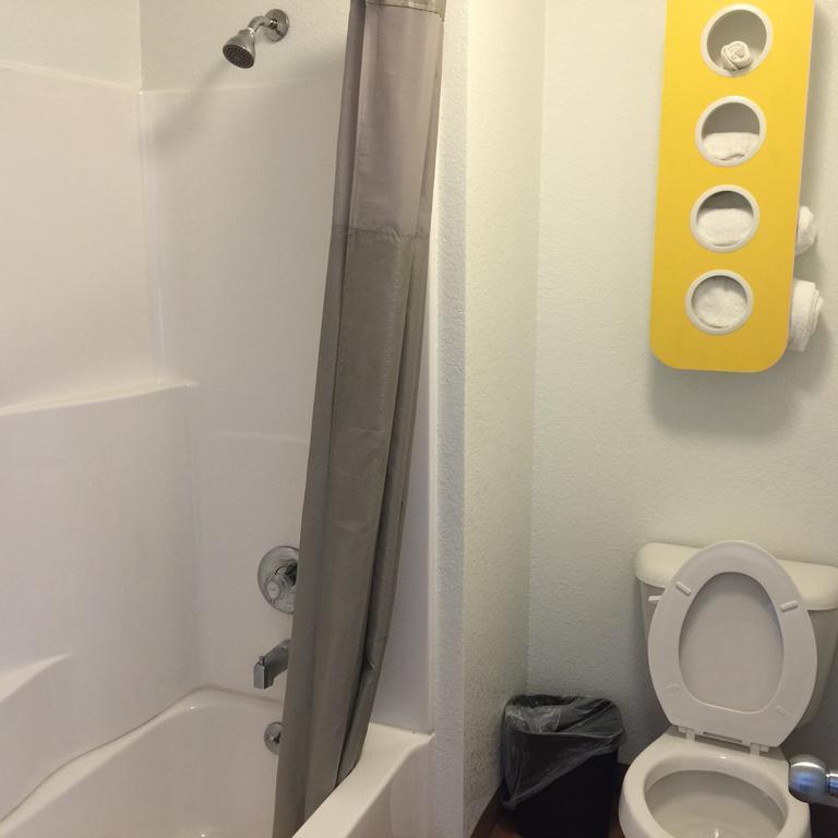 Motel 6 Bakersfield Room photo