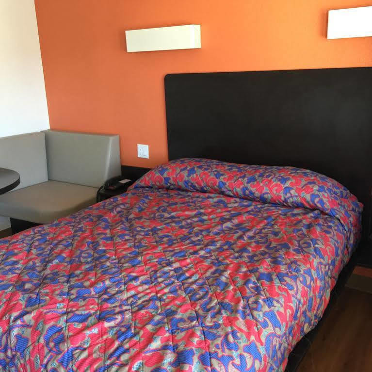 Motel 6 Bakersfield Exterior photo