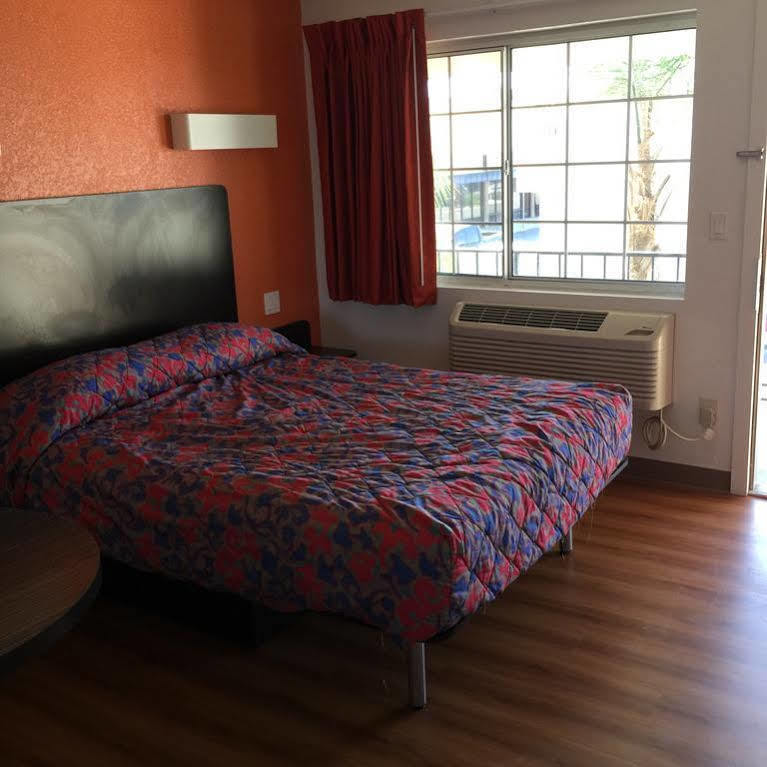 Motel 6 Bakersfield Exterior photo