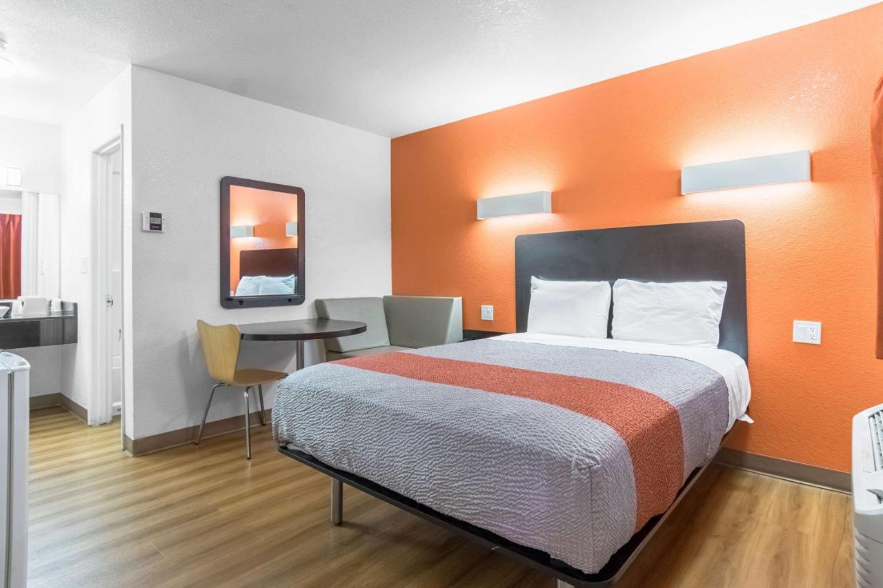 Motel 6 Bakersfield Exterior photo